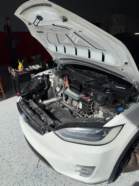 Reparación de Tesla y autos eléctricos — foto del taller 2